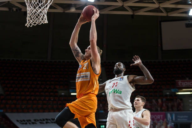 随着全球足 随着全球足