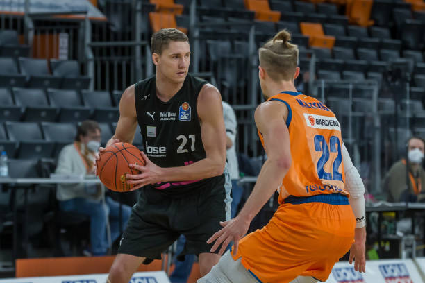 他不仅在进 他不仅在进